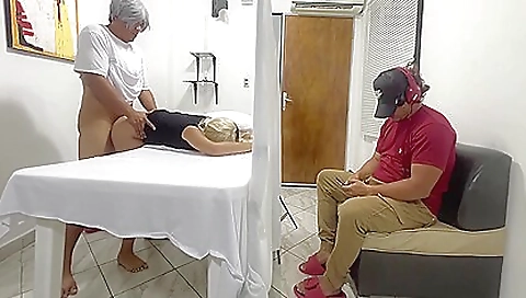 Marido Espera Al Lado Mientras A Su Hermosa Esposa Le Estan Haciendo Masajes Eroticos En Su Cuerpo Por Un Pervertido Que Se Hace Pasar Por Medico Fisioterapeutas 21 Min
